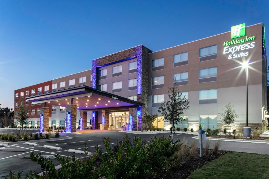 una representación de la parte delantera de un edificio hospitalario en Holiday Inn Express & Suites - Wilmington West - Medical Park, an IHG Hotel, en Wilmington