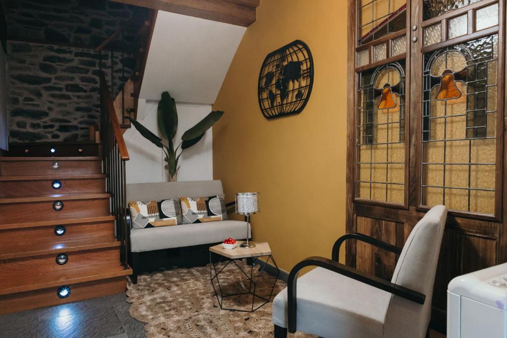聖地亞哥－德孔波斯特拉的住宿－PR納斯聖胡安旅館，带沙发和彩色玻璃窗的客厅