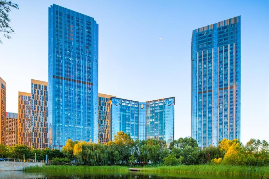 un grupo de edificios altos en una ciudad en InterContinental Taiyuan, an IHG Hotel, en Taiyuán