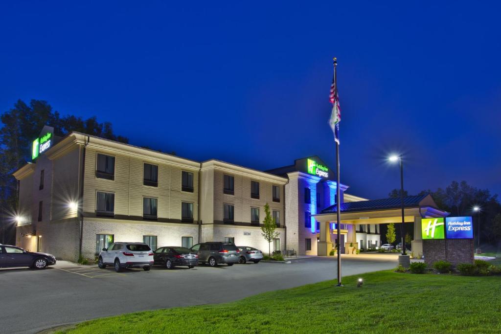 un hotel con coches estacionados en un estacionamiento por la noche en Holiday Inn Express Hastings, an IHG Hotel, en Hastings