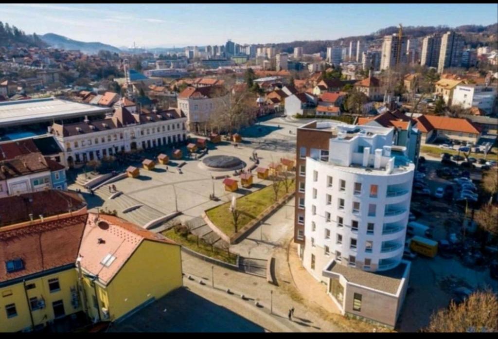 een luchtzicht op een stad met een wit gebouw bij Apartman Viktoria in Tuzla