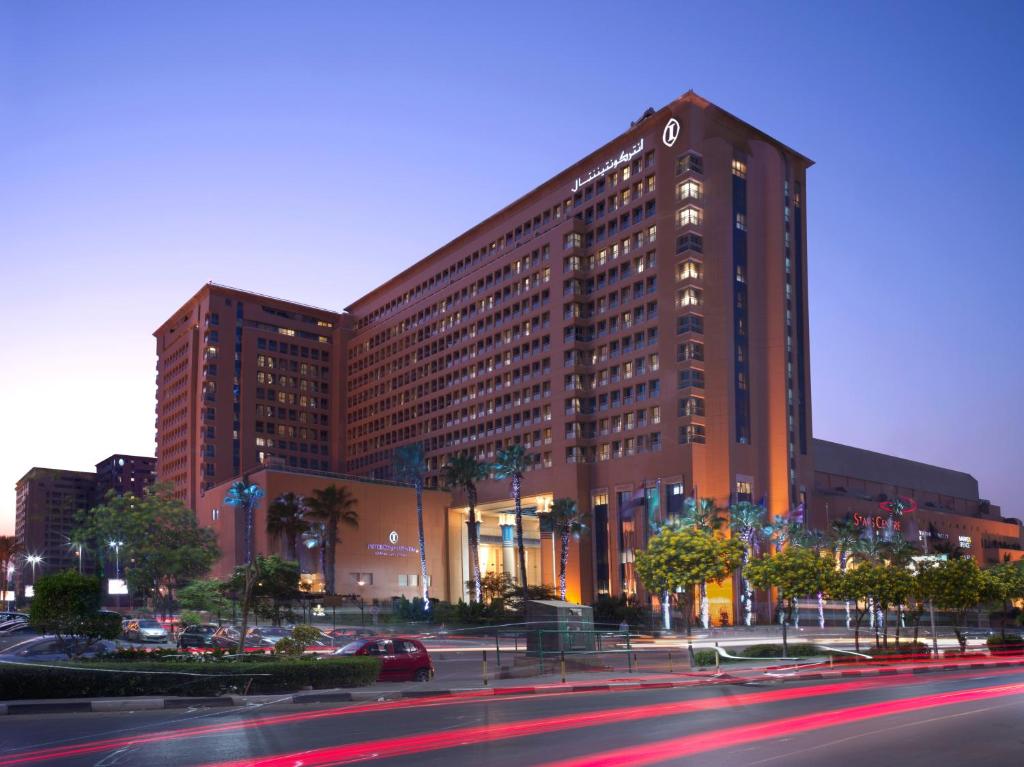 un grand bâtiment avec une rue en face dans l'établissement Intercontinental Cairo Citystars, an IHG Hotel, au Caire