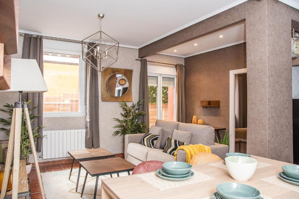 een woonkamer met een bank en een tafel bij The Dream House by homebilbao in Bilbao