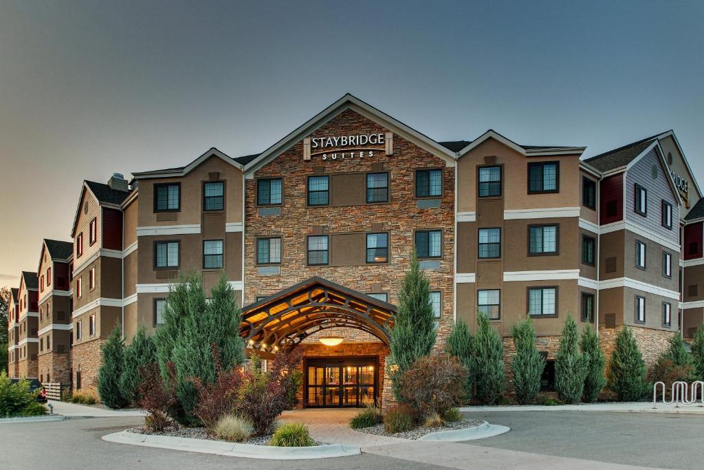 un accès à l'entrée d'un hôtel dans l'établissement Staybridge Suites Missoula, an IHG Hotel, à Missoula