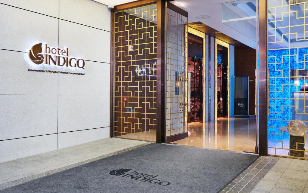 Un certificat, premiu, logo sau alt document afișat la Hotel Indigo Hong Kong Island by IHG