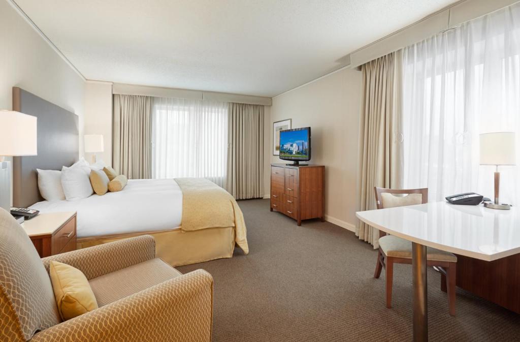 InterContinental Suites Hotel Cleveland by IHG - King Suite With Sofa Bed