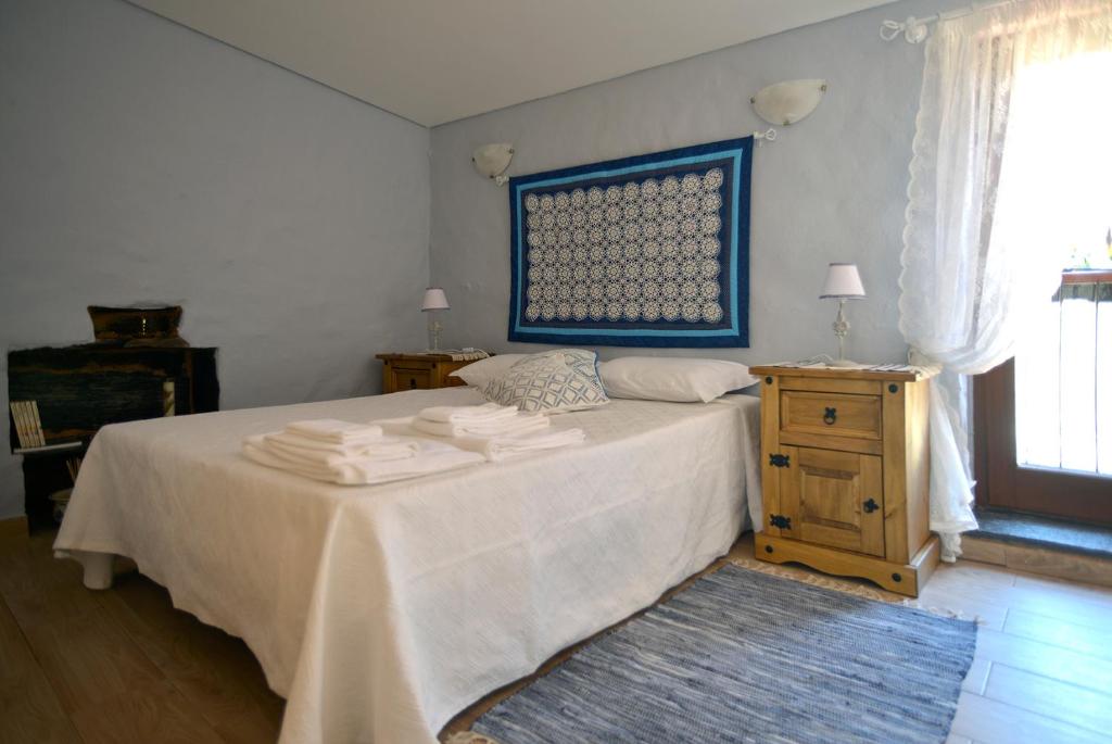 Postel nebo postele na pokoji v ubytování REFÚGIO DO RAPOSO/CASA DENEB (CC)