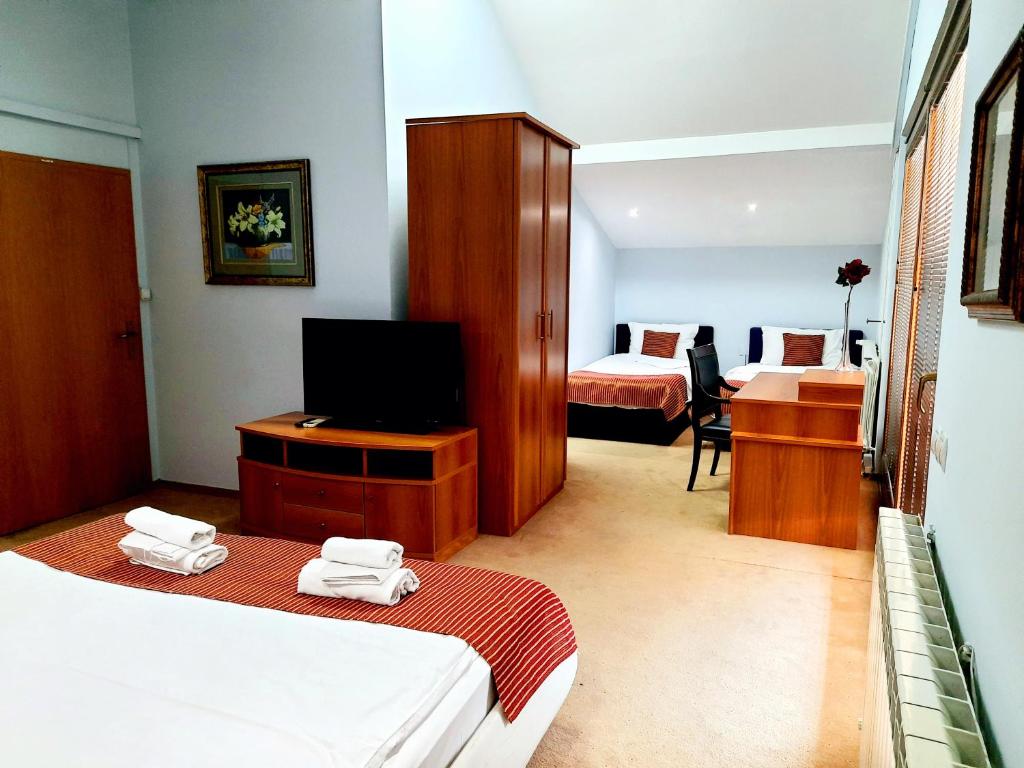 Postel nebo postele na pokoji v ubytování Hotel Aristocrat & Fish Restaurant