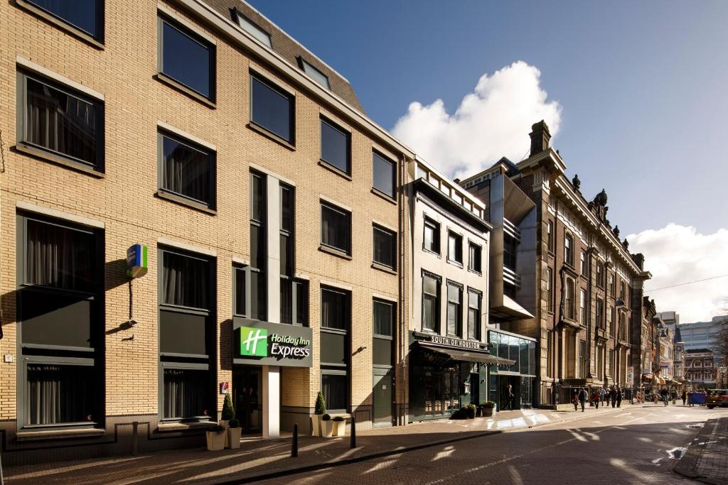 une rue vide avec des bâtiments dans une rue urbaine dans l'établissement Holiday Inn Express The Hague - Parliament, an IHG Hotel, à La Haye