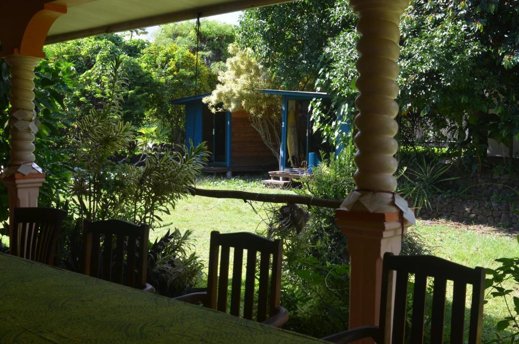 a view of a garden from the porch of a house at Fare Om in Pihaena