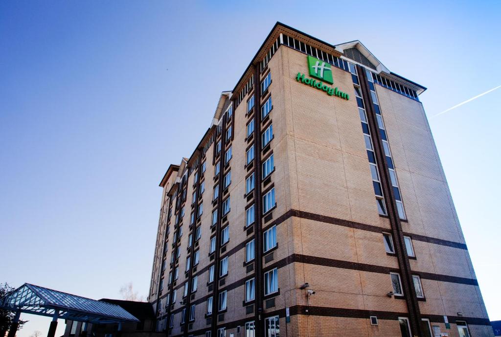 um edifício com um sinal na lateral em Holiday Inn Slough Windsor, an IHG Hotel em Slough