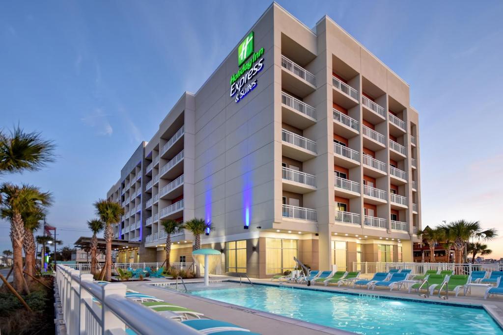 een hotel met een zwembad en een resort bij Holiday Inn Express & Suites - Galveston Beach, an IHG Hotel in Galveston