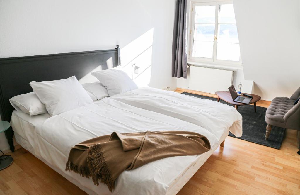 Postel nebo postele na pokoji v ubytování Hotel Hirschen am See