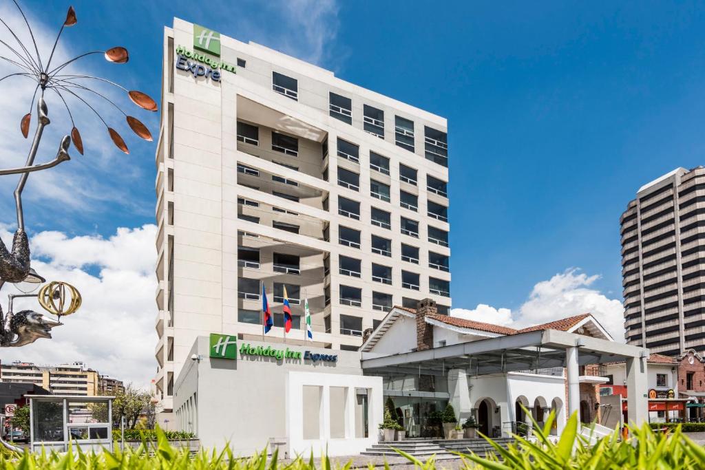 wysoki biały budynek obok budynku w obiekcie Holiday Inn Express Quito, an IHG Hotel w mieście Quito