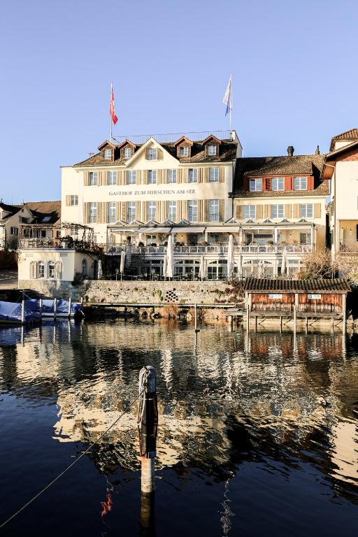Výhled na řeku, která protéká v blízkosti hotelu
