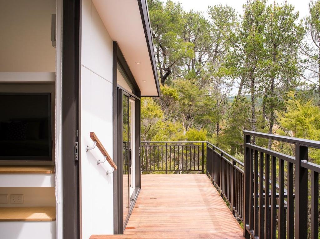 Balkón nebo terasa v ubytování The Treehouse - Kaiteriteri Holiday Home