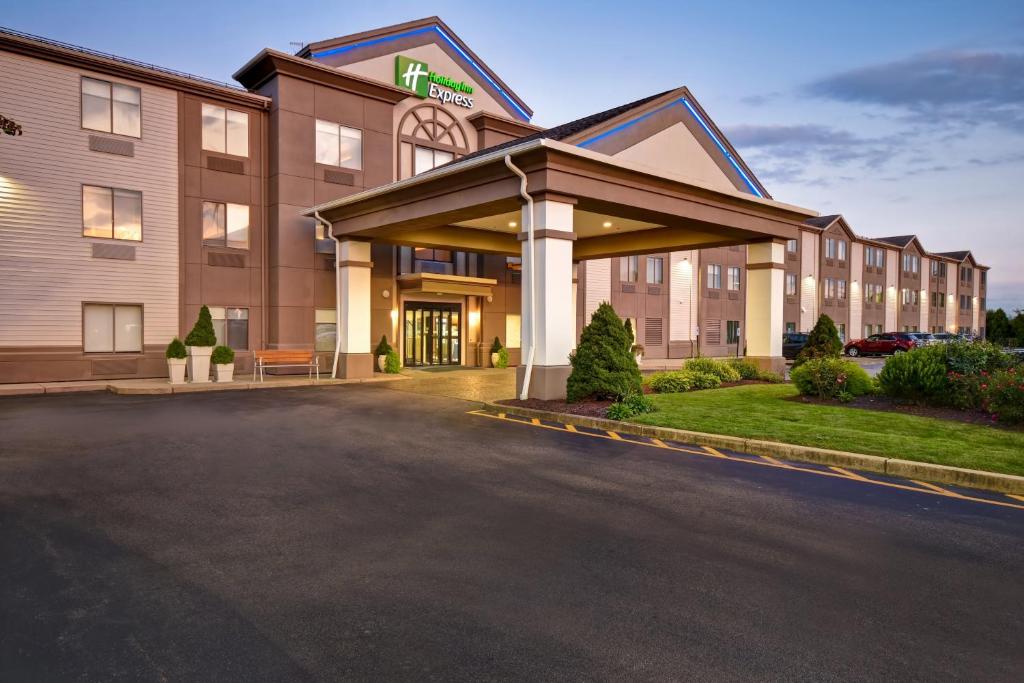 a hotel with a parking lot in front of it at Holiday Inn Express Newport North - Middletown, an IHG Hotel in Middletown