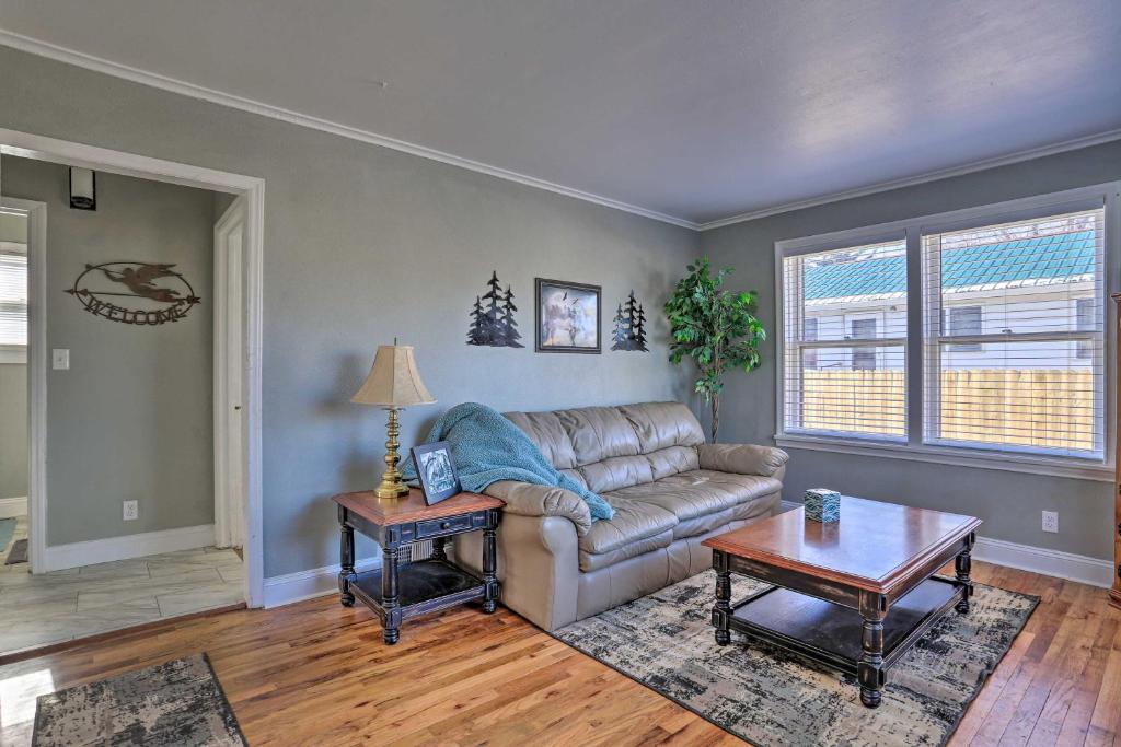 uma sala de estar com um sofá e uma mesa em Rapid City Home with Patio by Canyon Lake Park! em Rapid City
