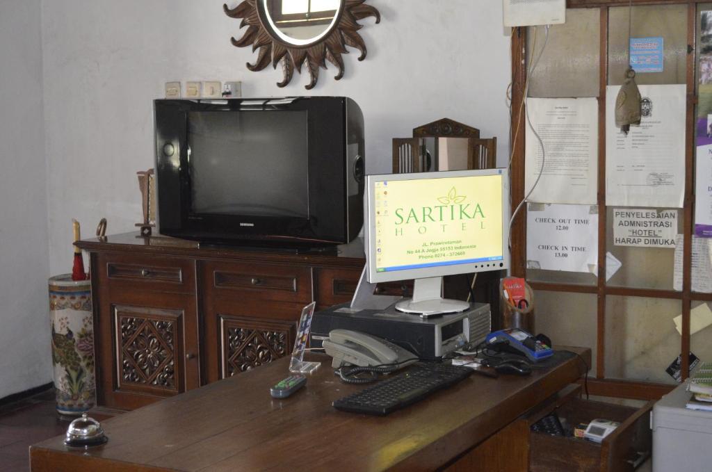 TV a/nebo společenská místnost v ubytování Sartika Hotel Prawirotaman