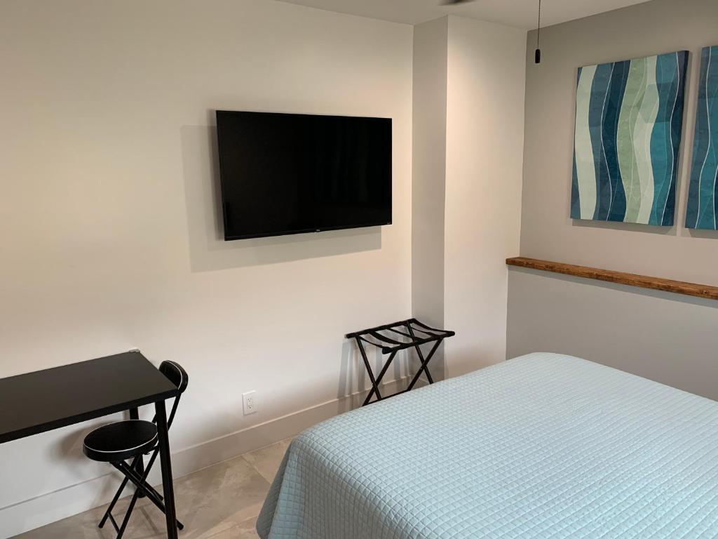 TV a/nebo společenská místnost v ubytování Ocean Villas of Deerfield