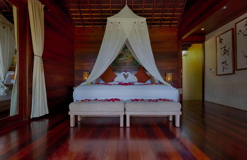 Postel nebo postele na pokoji v ubytování Ubud Padi Villas