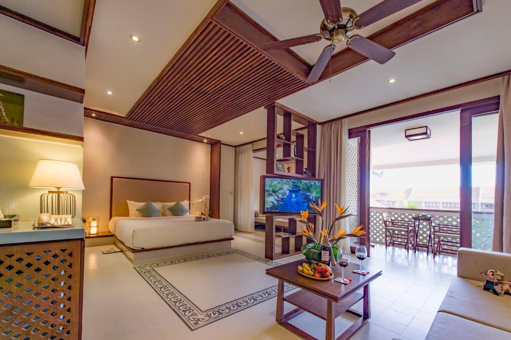 TV a/nebo společenská místnost v ubytování Almanity Hoi An Resort & Spa