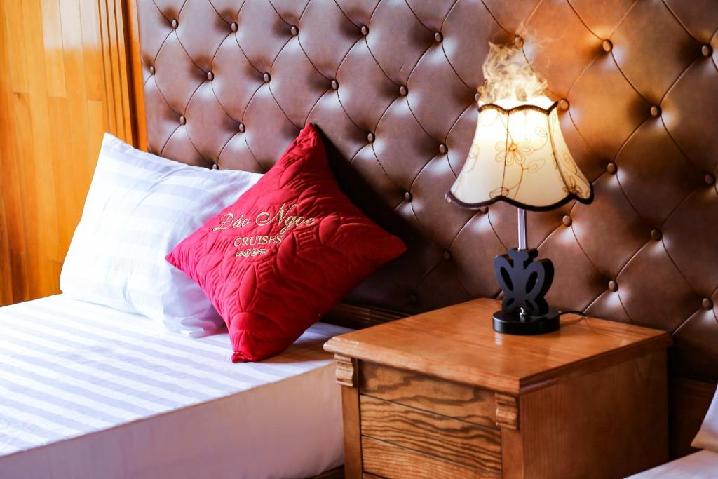 Postel nebo postele na pokoji v ubytování Cat Ba Bay Cruises