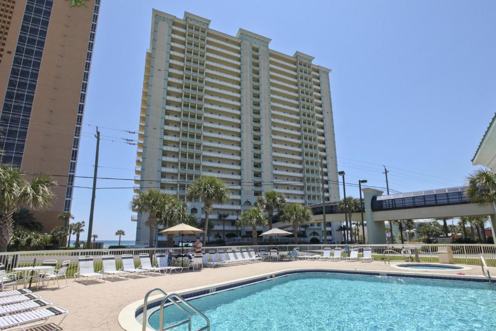 巴拿马城海滩Celadon Beach的一座游泳池,其背后是一座大型建筑