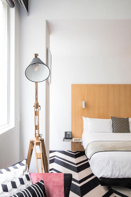 Postel nebo postele na pokoji v ubytování Adelphi Hotel