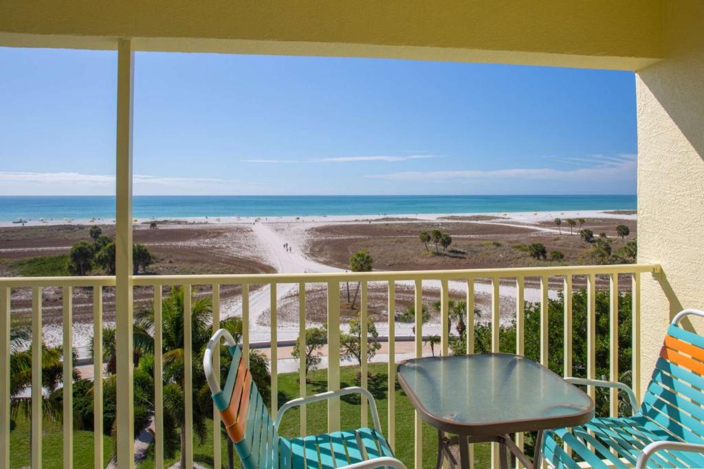 balcón con sillas y vistas a la playa en 607 - South Beach Condos, en St Pete Beach