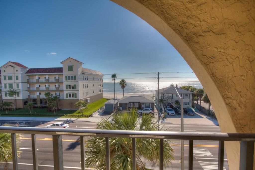 een balkon met uitzicht op het strand van een hotel bij 412 - Madeira Place in St Pete Beach