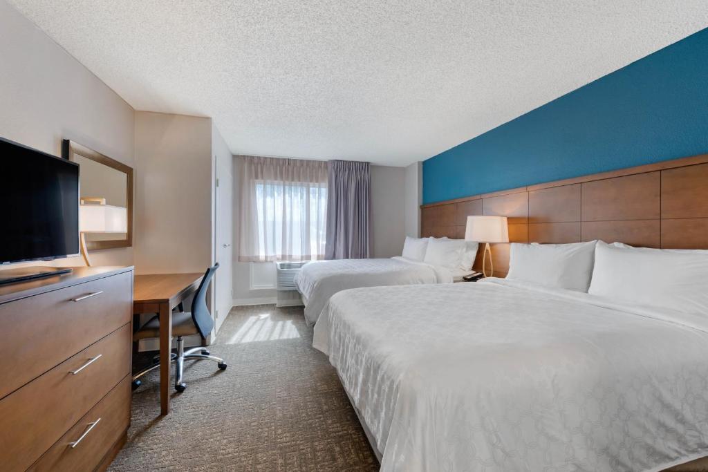 Postel nebo postele na pokoji v ubytování Staybridge Suites Orlando Royale Parc Suites by IHG