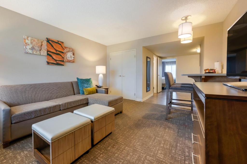 Posezení v ubytování Staybridge Suites Orlando Royale Parc Suites by IHG