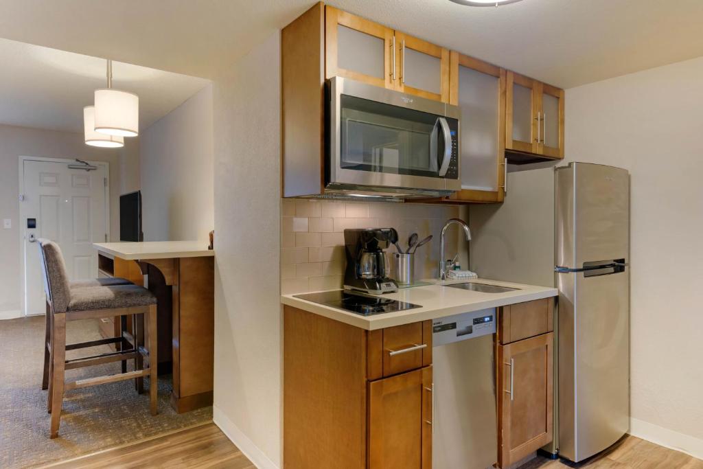 Kuchyň nebo kuchyňský kout v ubytování Staybridge Suites Orlando Royale Parc Suites by IHG
