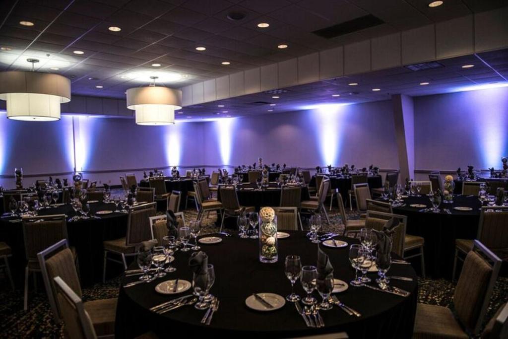 Wyndham Grand Executive Center Little Rock Airport photo