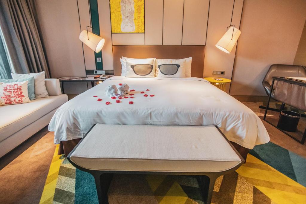 Postel nebo postele na pokoji v ubytování MiniMax Premier Hotel Shanghai Hongqiao