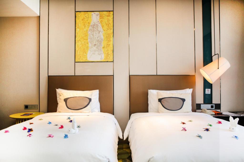 Postel nebo postele na pokoji v ubytování MiniMax Premier Hotel Shanghai Hongqiao
