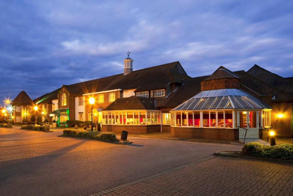 un gran edificio por la noche con luces encendidas en Holiday Inn Ipswich Orwell, an IHG Hotel en Ipswich