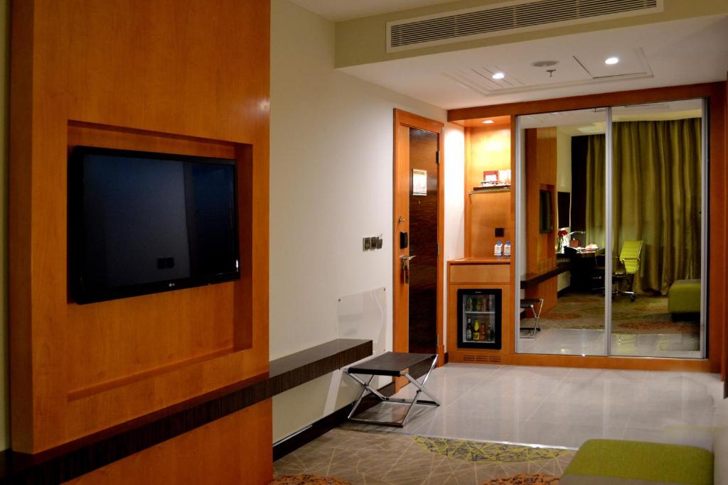 TV a/nebo společenská místnost v ubytování Holiday Inn Jeddah Gateway by IHG