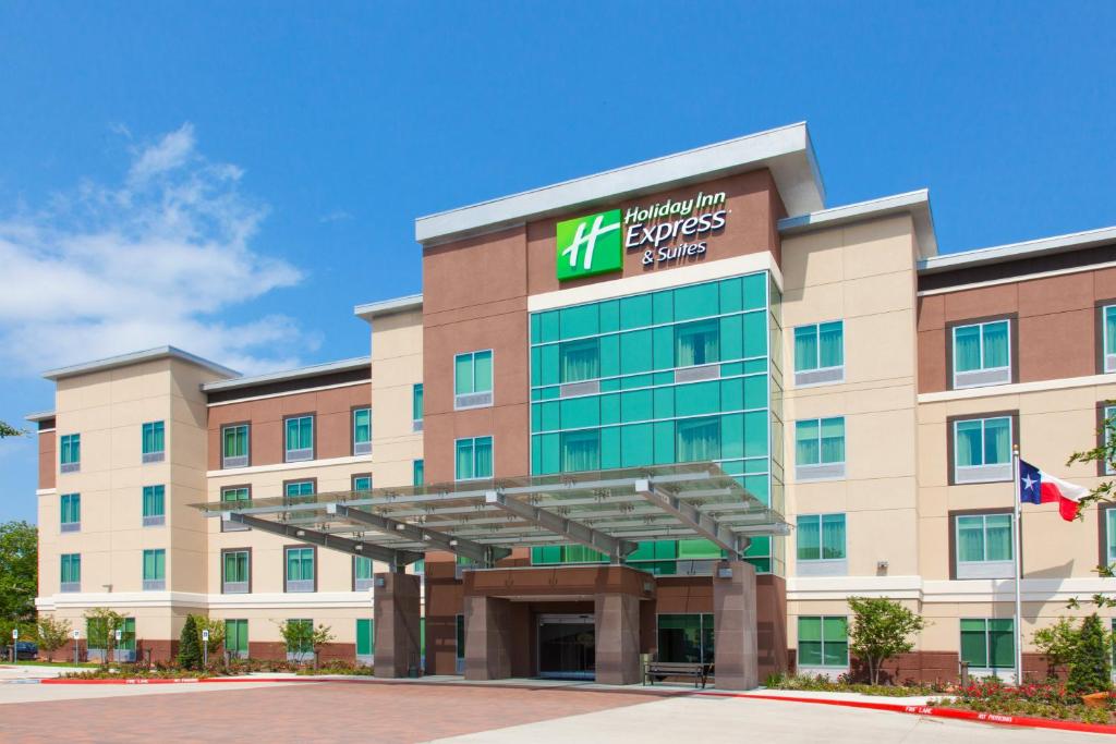 uma imagem de um edifício hospitalar em Holiday Inn Express & Suites Houston S - Medical Ctr Area, an IHG Hotel em Houston