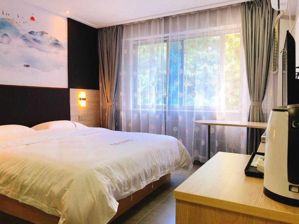 Postel nebo postele na pokoji v ubytování  Shenzhen Hualian Boutique Hotel