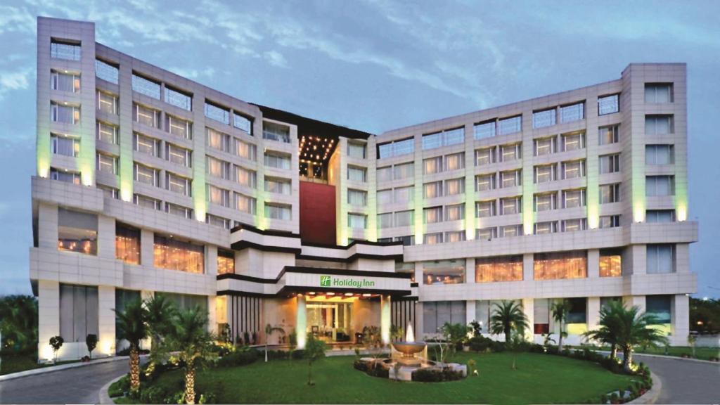 uma representação de um edifício de hotel com um pátio em Holiday Inn Chandigarh Panchkula, an IHG Hotel em Chandīgarh