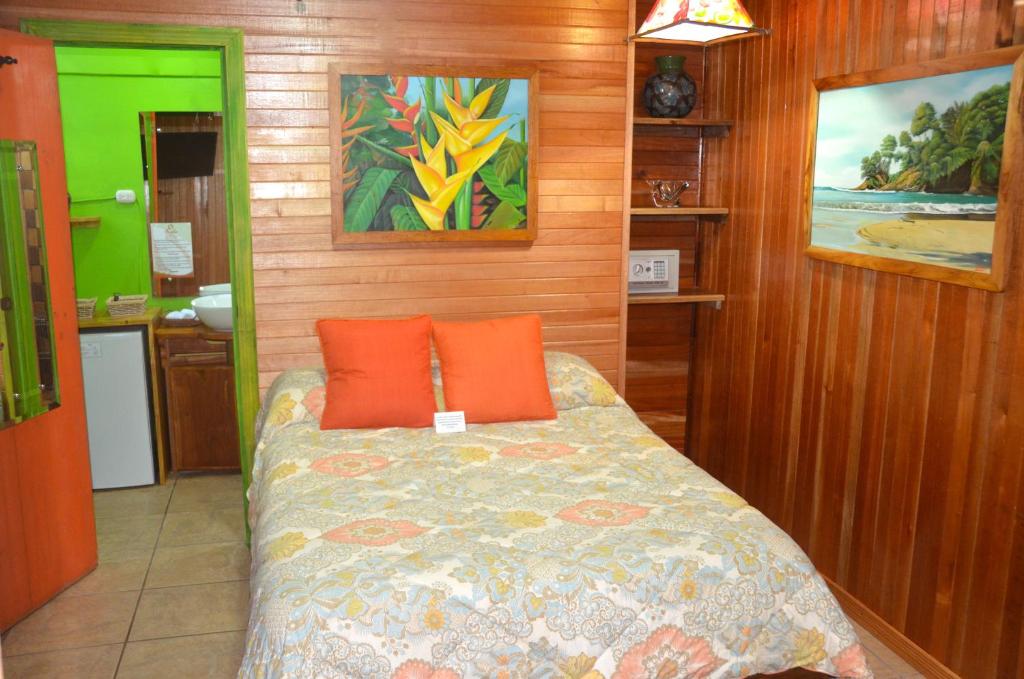 Postel nebo postele na pokoji v ubytování Physis Caribbean Bed & Breakfast