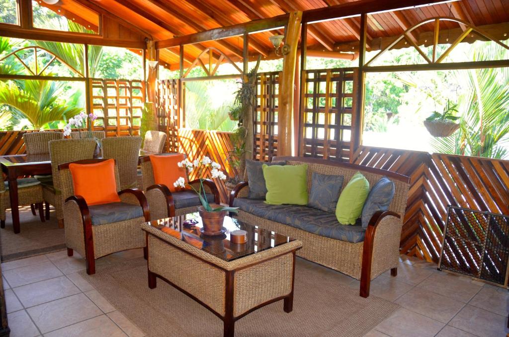 Posezení v ubytování Physis Caribbean Bed & Breakfast