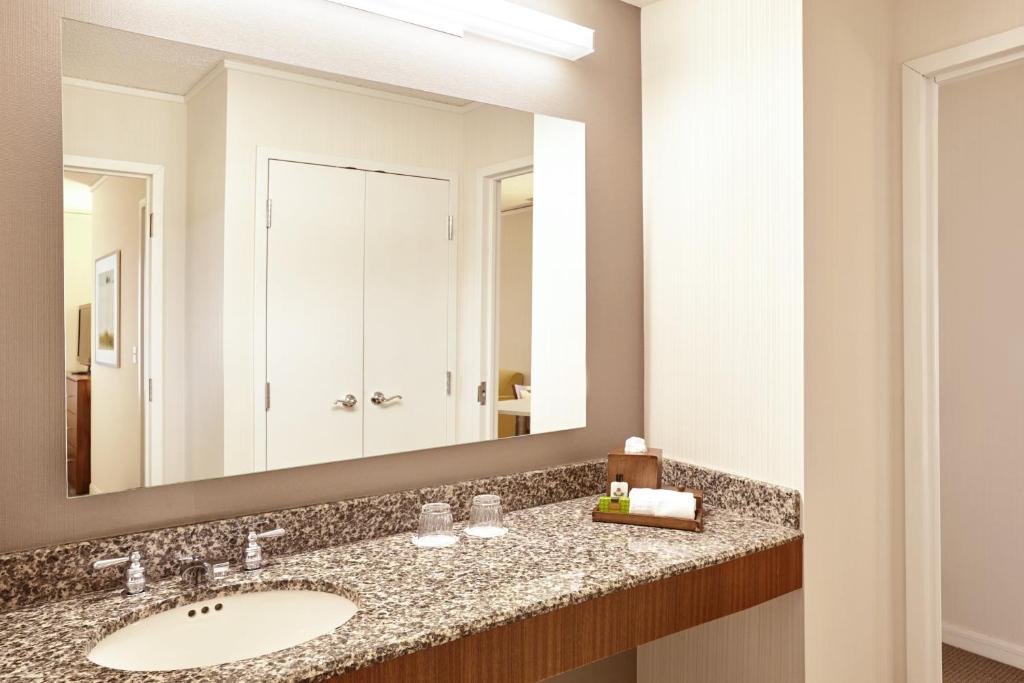 InterContinental Suites Hotel Cleveland by IHG - King Suite - Disability Access
