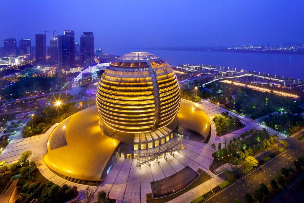InterContinental Hangzhou, an IHG Hotel في هانغتشو: مبنى كبير في مدينة في الليل
