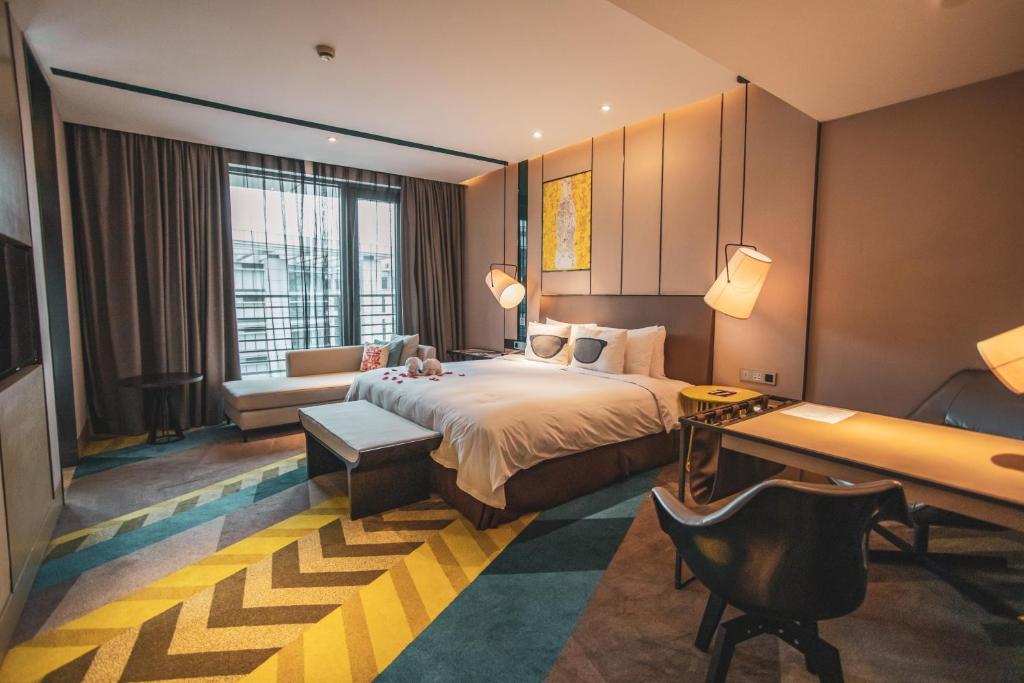 Postel nebo postele na pokoji v ubytování MiniMax Premier Hotel Shanghai Hongqiao