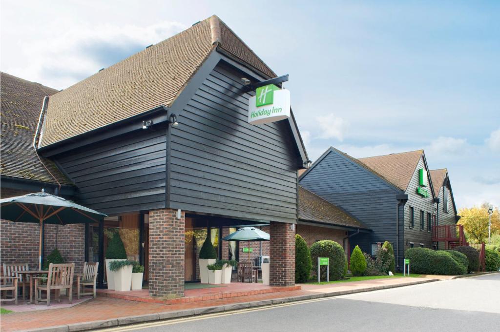 Um restaurante Mcdonalds com um telhado preto. em Holiday Inn Maidstone-Sevenoaks, an IHG Hotel em Maidstone