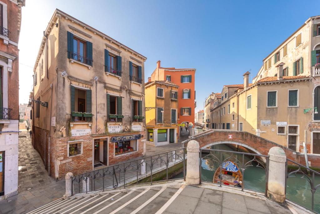 eine Brücke über einen Kanal in einer Stadt mit Gebäuden in der Unterkunft Casanova ai Tolentini in Venedig