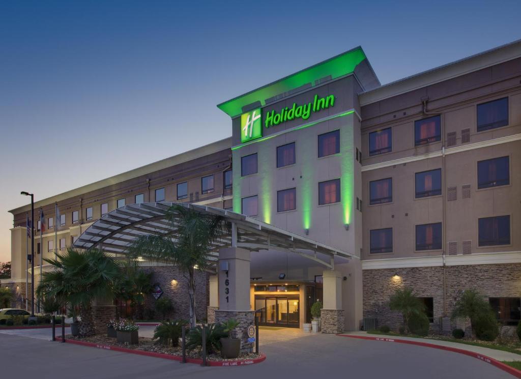 un hotel con un cartel en la parte delantera en Holiday Inn Houston East-Channelview, an IHG Hotel en Channelview
